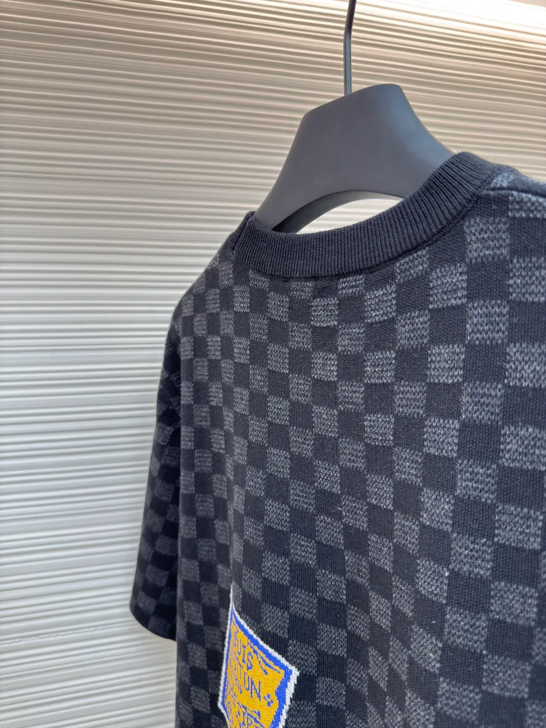 LOUIS VUITTON Checkerboard knitted short-sleeved shirt ●Authentic product: Purchased and developed by 11100 ●Item number: 1680281-A85 ●Fabric: Jacquard intarsia texture ●Technology: Double-sided wool hanging process ●Version: Fitted version ●Size: XS-S-M-L ●Weight: about 355 grams ●Description: The pattern adopts double-sided hanging wool technology, fine workmanship, and clear texture lines. The ultra-fine woven threads are made of environmentally friendly fibers. The overall routing is straight and delicate. The fabric is comfortable and soft, and the color is consistent without color difference. It can be matched with the same style to create a fashionable look and control various occasions. Customized accessories, complete with three standards, same style for men and women!